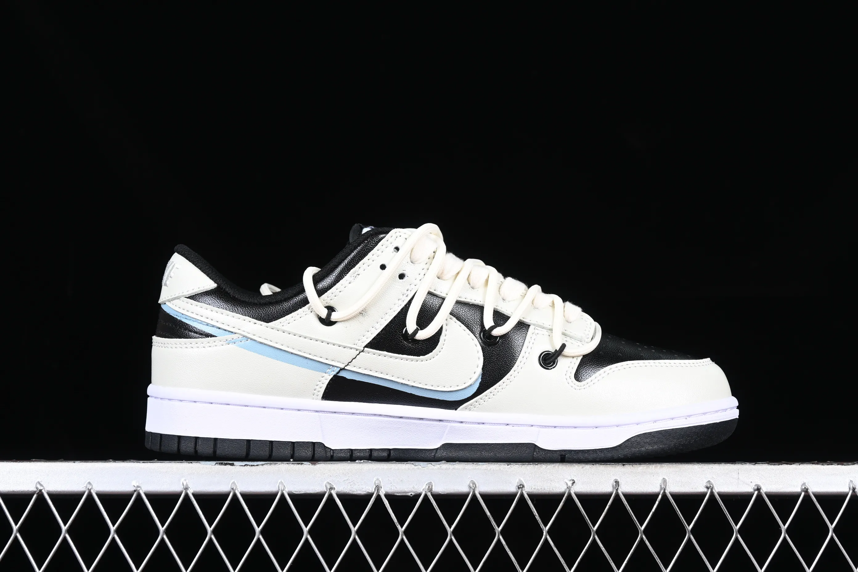 All Categories Nk SB Dunk Series Nk SB Dunk Low Low-top sneakers Customized large box Nk Dunk Low Panda Prank-Reverse Love SB strap low-top casual sneakers CW1590-100